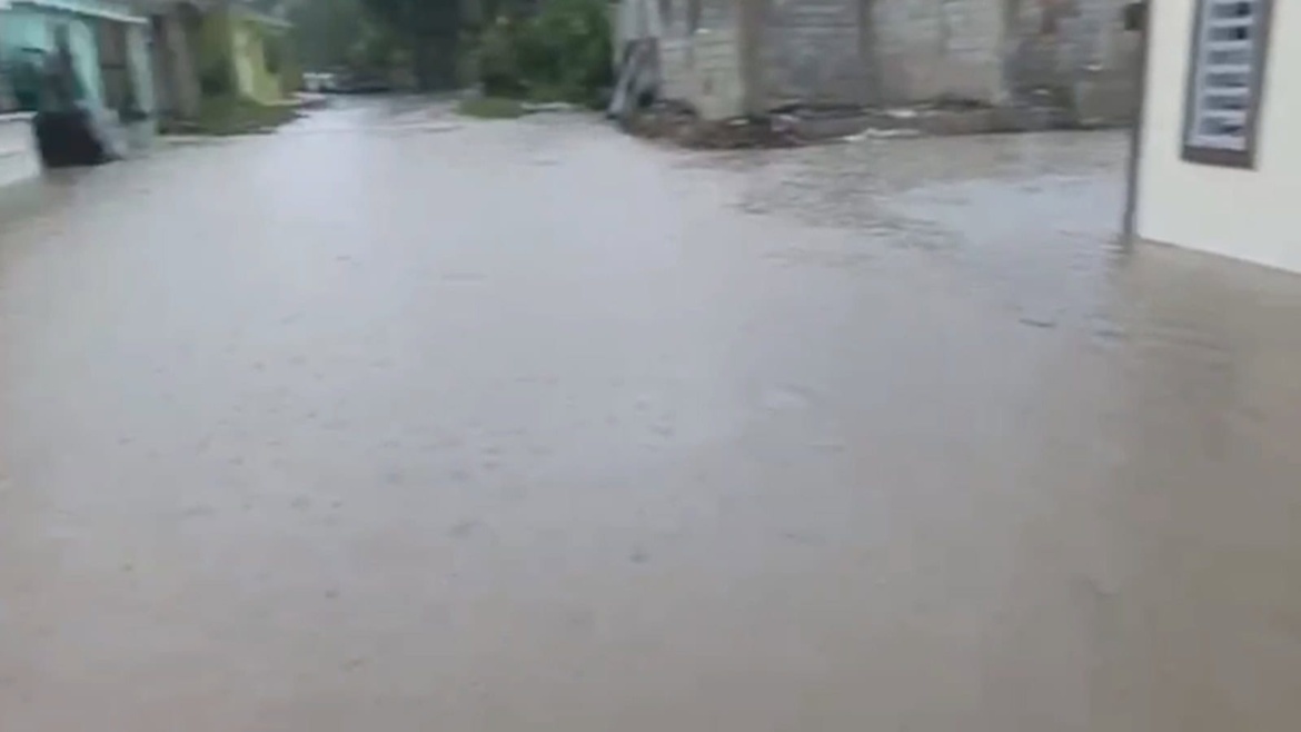 Fuertes lluvias provocan inundaciones en calles y sectores de Hato Mayor