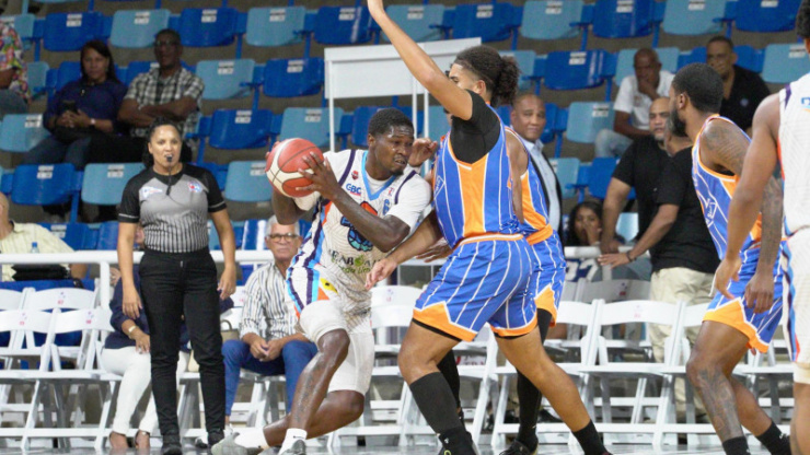 Fitzgerald y De la Cruz lideran a Los Prados frente a Huellas del Siglo en el TBS Distrito 2025