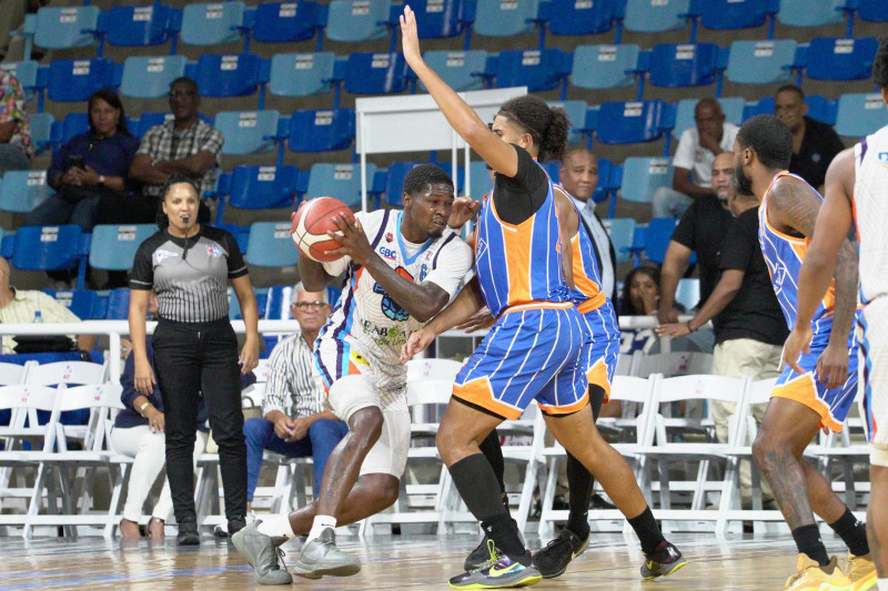 Fitzgerald y De la Cruz lideran a Los Prados frente a Huellas del Siglo en el TBS Distrito 2025