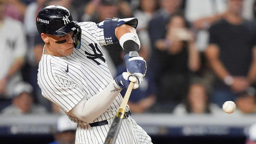 Los Yankees resucitan con jonrones de Judge y Chisholm tras errores fatales de Toronto